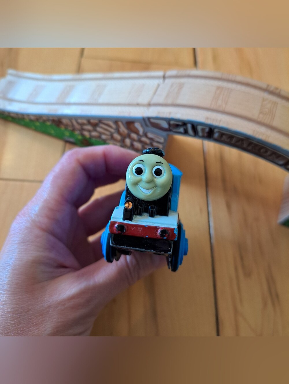 Light!  Battery Operated THOMAS!  Diecast Thomas Train Wooden Railway - Picture 2 of 9